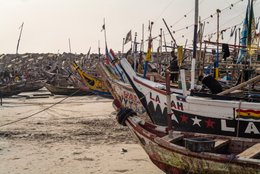 Accra;-Ghana;-Jamestown;-beach;-pirogue;-La-Jah;-prow;-decoration;-black-star;-Ghanaian-flag;-Rastafari;-tradition;-fisherman;-artisanal-fishing;-fishing-community;-Gulf-of-Guinea;-West-Africa;-historic-district;-documentary-photography;-Kaleidos;-Kaleidos-images;-La-parole-à-limage;-Stories-Pictures;-Tarek-Charara